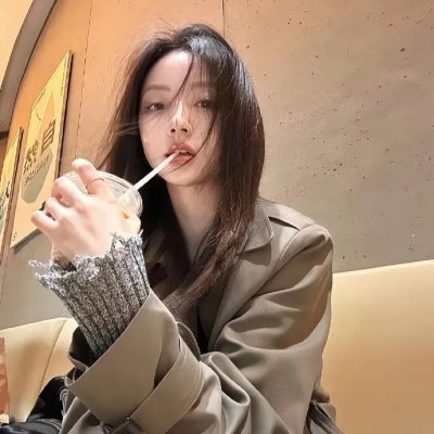 蓝色嘴巴的脸